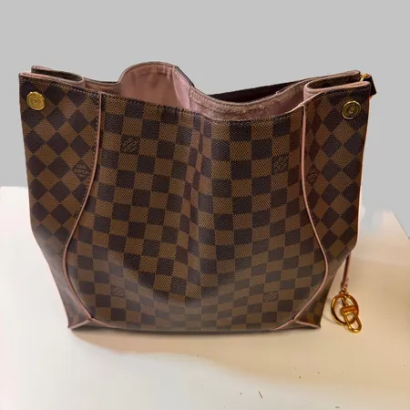 Väska Louis Vuitton Caissa Hobo Damier Ebene datumkod:SR2115, år 2015, mått ca 31x29x16 cm, rosa innerfoder, slitage, små sprickor.