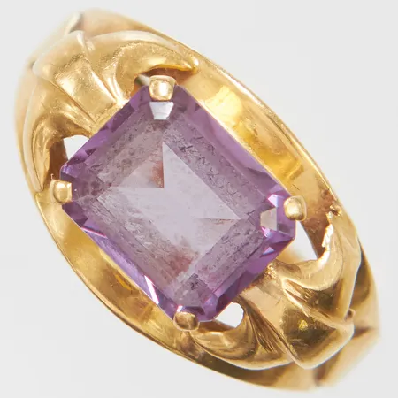 Ring med syntetisk färgväxlande safir stl20, bredd 3-12mm, svenska stämplar, slitage, 18K, bruttovikt: 4,2g.