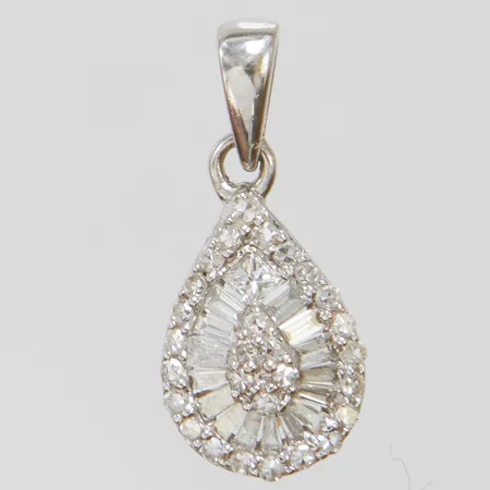 Hänge med åttkantslipade diamanter 29 x ca 0,005ct + baguetteslipade diamanter 15 x ca 0,01ct + prinsesslipad diamant 1 x ca 0,02ct, längd ca 16mm, bredd 8mm, GHA, vitguld, 18K Vikt: 1 g