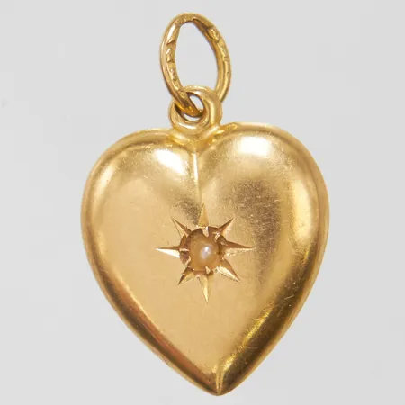 Hänge hjärta med liten pärla 19,3x12,2mm, svenska stämplar, pärlan något skadad, 18K  Vikt: 1 g