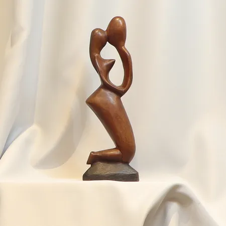 Skulptur i snidat trä troligen afrikansk höjd 34 cm, troligen 1900-talets andra hälft  Skickas med paket.