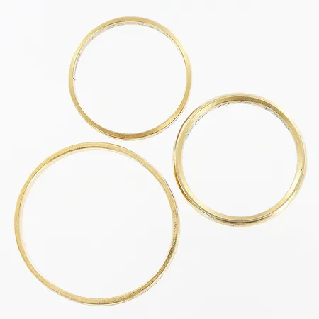 3 ringar gravyr skevhet 18K.  Vikt: 8,1 g