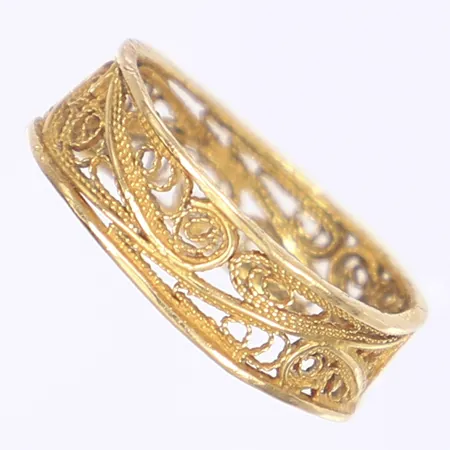 Ring med filigrandekor stl: 18 bredd 5mm ojämn form 18K Vikt: 2,6 g