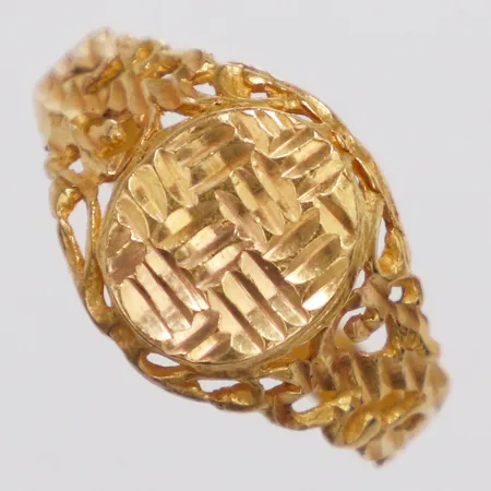 Ring med genombruten dekor stl:18½ bredd 2,8-12mm, något skev 21K Vikt: 3,3 g