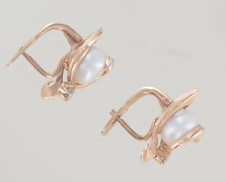 Ett par örhängen med pärlor höjd 19,9mm bredd 10 mm, 14K Vikt: 7,4 g