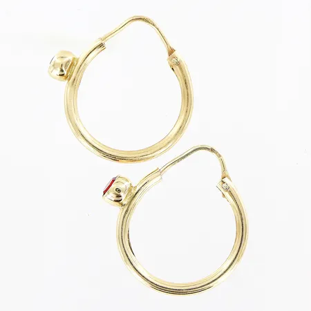 Ett par örhängen röda stenar creoler längd 16mm bredd 14mm smärre skevheter 14K. Vikt: 0,7 g