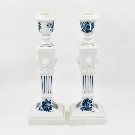 Två ljusstakar Royal Copenhagen Blå blomster höjd 22½ cm, porslin. Skickas med postpaket.