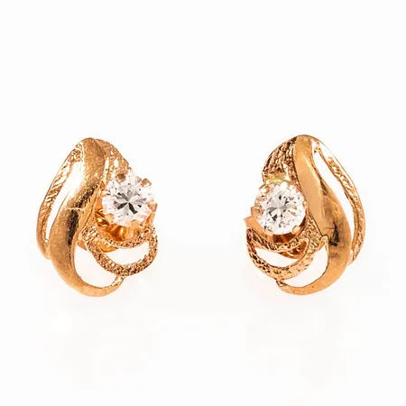 Örhängen i 18K guld med vita stenar. De är 9,2 x 7,1 mm och väger 0,8g. 