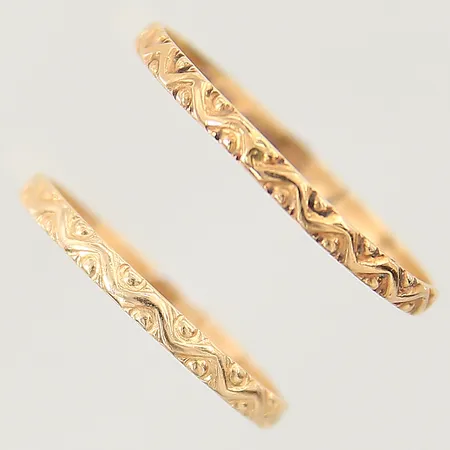 2 ringar mönstrade stl:17/19¼, bredd 1mm, 18K Vikt: 1,9 g