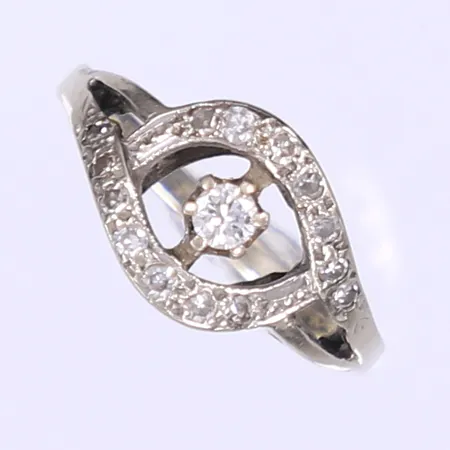 Ring med dia 0,30ctv enl gravyr stl: 16¾ bredd 2-10mm vitguld 18K Vikt: 3,2 g