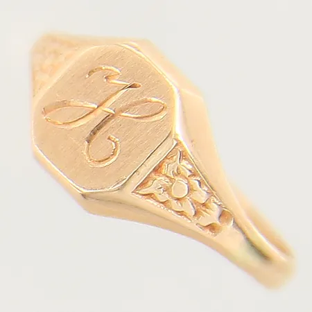 Ring med dekor stl:14¼ bredd 2-7mm gravyr 18K  Vikt: 1,4 g