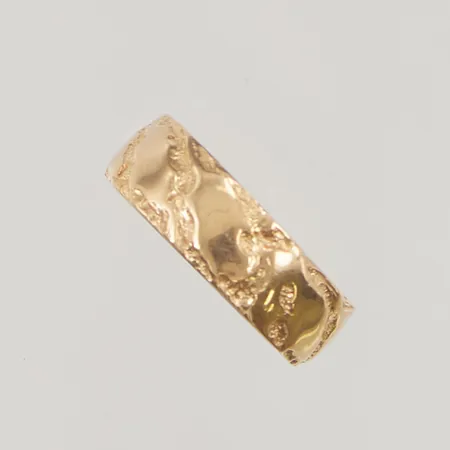Ring stl:15¼ bredd 5mm gravyr 18K 6,5g.