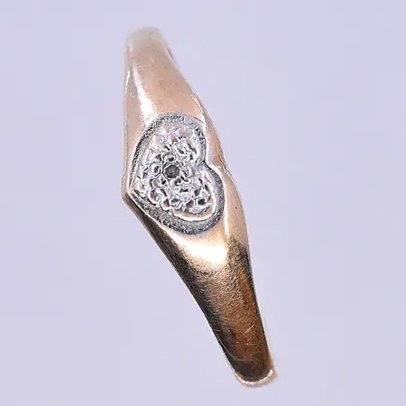 Ring med vit sten stl:18, bredd 2-6 mm 14K. Vikt: 1,4 g