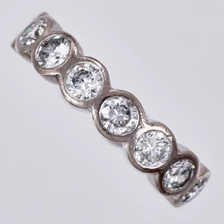 Ring med diamanter ca 13x0,16-0,20ct  ca P/TCr, samt 1 defekt sten, stl: 18 ¼, bredd ca 4mm, 18K Vikt: 6,8 g