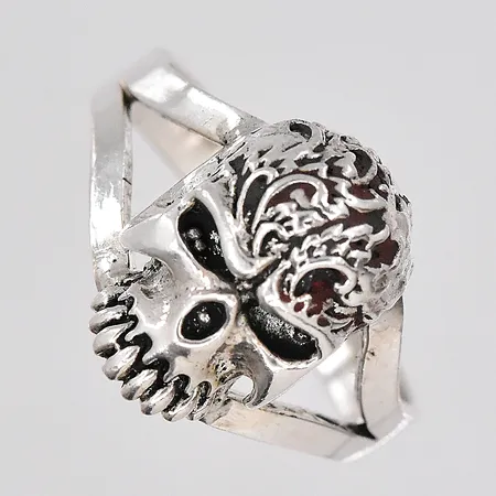 Ring dödskalle stl:19¼ silver 925/1000 Vikt: 4,7 g