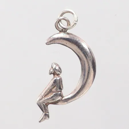 Hänge längd 2,5cm, bredd 1cm, ostämplat, Silver. Vikt: 1,9 g