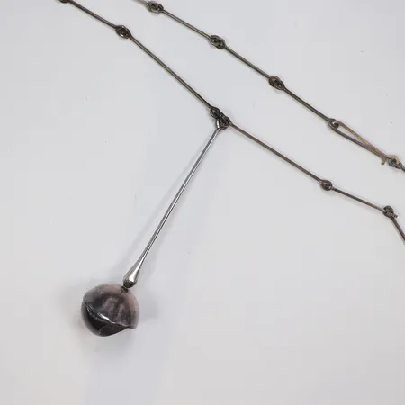 Collier Poul Havgaard "Otollinen Maa/Pretty Earth" för Lapponia, Helsingfors 1972 Finland kedja längd 70cm hängande del 12cm silver 925/1000 Vikt: 51,5 g