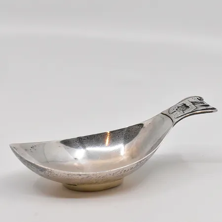 Skål/kåsa med handtag på fot höjd 2-4cm 10x5,5cm, gravyr, 813/1000 silver Vikt: 53,5 g