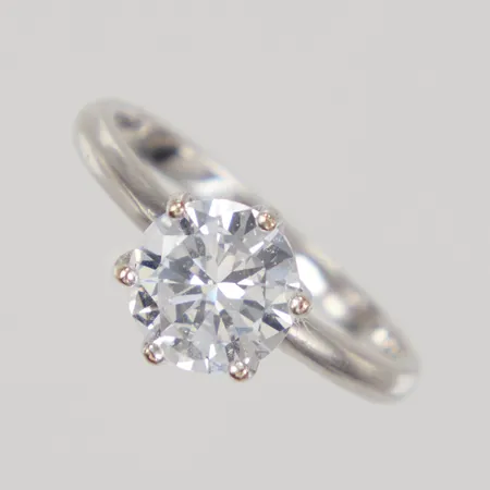 Ring med vit sten stl:18, bredd 9mm Silver 925/1000 Vikt: 2,4 g