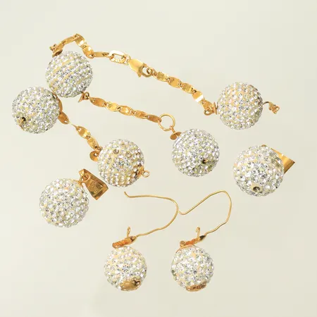 Armband, 2 örhängen och 2 hängen, alla med häftmassa och vita stenar, trasigt av och flertal stenar saknas, 18K 18,8g totalt.