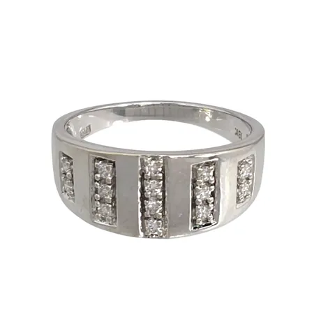 Diamantring i 18K vitguld, Diamanter 14 x 0,01ct, Guldfynd (GHA), stl:19,0 mm, bredd 2,3 - 9 mm Vikt: 5,1 g