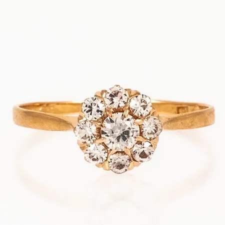 Carmoséring med vita stenar troligen syntetiska spineller stl:17¾ bredd 1,3-8mm, gravyr, naggade fasetter 18K 1,5g. 