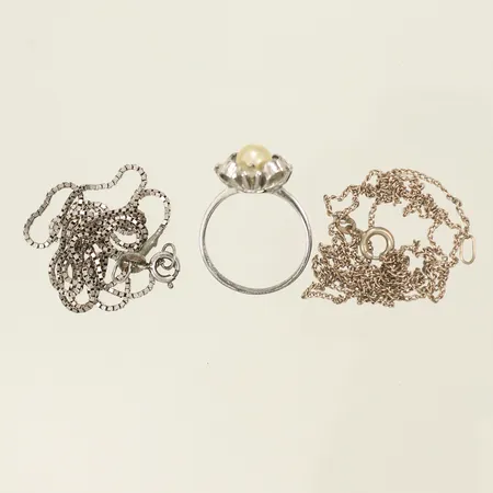 2 Halskedjor, en ring med stenar och pärla, defekt och dåligt lagat, silver 925/1000-delat 7,7g