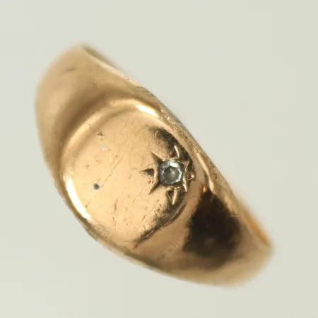 Klackring med diamant 0,02ct enl gravyr, stl 20 bredd 4-10mm, repor, hack och vassa kanter på klacken, 18K 6,9g 