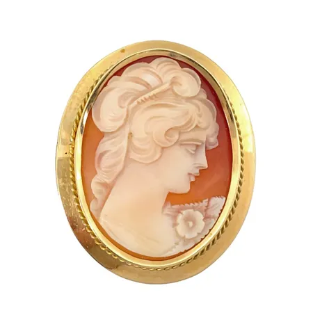 Hänge/Brosch med Camé 18K guld, längd inkl. ögla 52 mm, bredd 35 mm, CESON Göteborg 1980, gravyr, bruttovikt 13,4 gram Vikt: 13,4 g