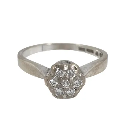 Diamantring i 18K vitguld, Diamanter 7 st - totalt 0,12ct, svensk kontrollstämpel, Ø18,0 mm, bredd 1,8 - 6,3 mm, slitage Vikt: 3,5 g