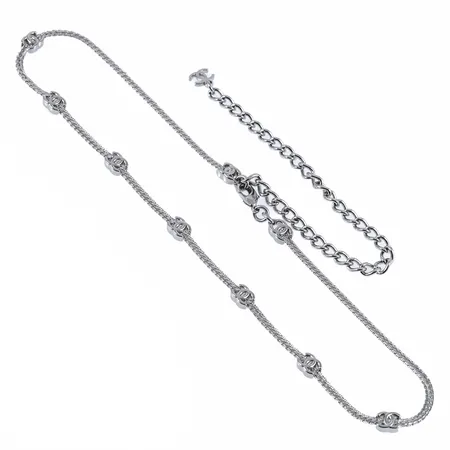 Chanel monogramcollier i vitmetall. Den är 2,5 - 5,8 mm bred, kan varieras i längd mellan 38,5 - 53 cm. karbinhake. Stämplad CHANEL A25 MADE IN FRANCE. Inköpt 2025-09-19 för 9.990kr från butiken i Stockholm. Originalask, större påse, kvitto. Fint skick.
