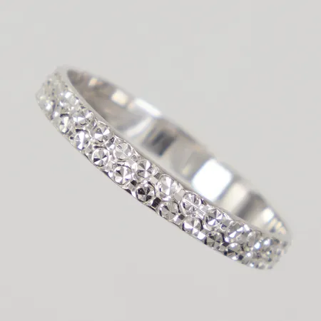 Ring med mönsterdekor stl:20¼, bredd 3mm, vitguld 18K Vikt: 2,2 g