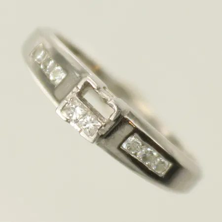 Ring vitguld med vita stenar, stl 16½, bredd 3-4mm (defekt, skadad, stenar saknas) 18K, 4,1g