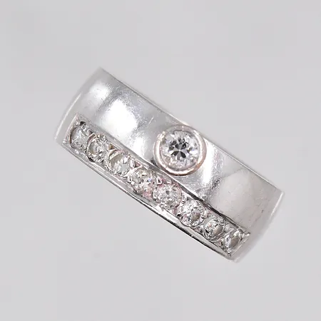Ring med diamanter ca 0,36ctv stl:16¾ bredd ca 7,5mm vitguld, 18K Vikt: 11,4 g
