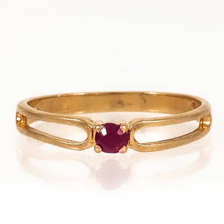 Ring med röd sten troligen syntetisk rubin stl:17¾ bredd 2-3,5mm, naggade fasetter, 18K 2,1g. 