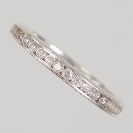 Ring helallians med vita stenar stl:19¾, bredd 3mm, Silver 925/1000 Vikt: 3,1 g
