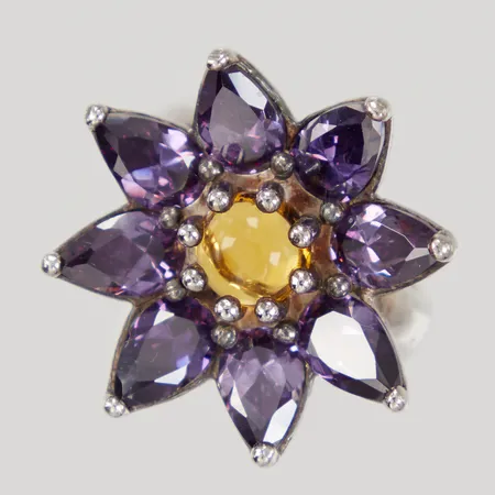 Ring med blomma lila och gula stenar stl:17mm, bredd 26cm, Silver 925/1000 Vikt: 16,2 g