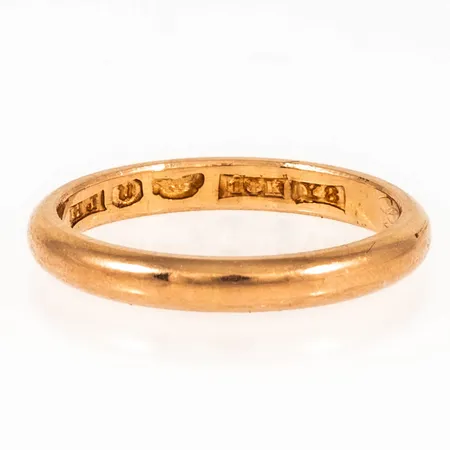 Ring slät stl:17¼ bredd 2,5mm, höjd 1,7mm, gravyr, 18K 3,4g.