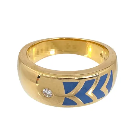 Diamantring i 18K guld, Diamant 0,05ct, emalj, svensk kontrollstämpel, stl:18½ mm, bredd 4,7 - 7,7 mm, invändig gravyr Vikt: 8,3 g