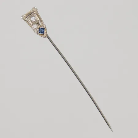 Nål med diamant 1 x ca 0,02ct och blå sten, troligen safir, längd 6cm, bredd 8mm, något skev, Vitguld 18K Vikt: 1,3 g