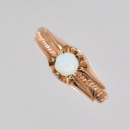 Ring med vit sten stl:14½, ostämplad, 14K Vikt: 1,2 g