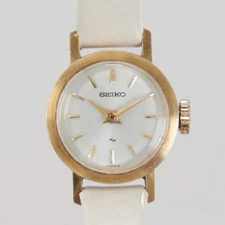 Damur Seiko Ø17mm, manuell, boett i 14K, boett nummer: 820390 100860, sliten läderband ej original, repigt glas samt boett, bruttovikt: 9,6g.