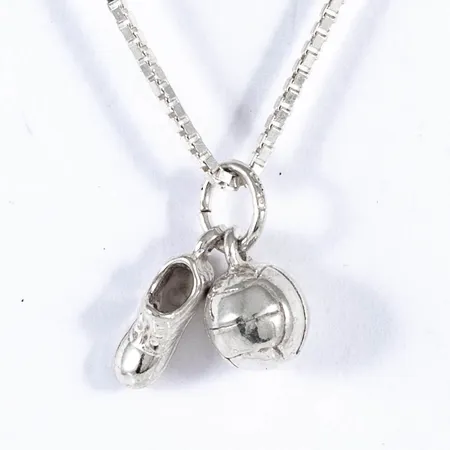 Hänge boll & sko i silver med kedja. Hänget är ca 12,5 mm långt inkl. ögla. Kedjan är 38,5 cm lång och 1 mm bred. Vikt: 4,0g.