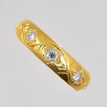 Ring med diamanter 3 x ca 0,05ct stl:17½, gravyr, 23K Vikt: 6 g