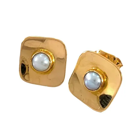 Örhängen i 18K guld med odlade Pärlor, något olika toner och storlek, örhängenas storlek 10x10 mm, en plopp saknas Vikt: 1,7 g