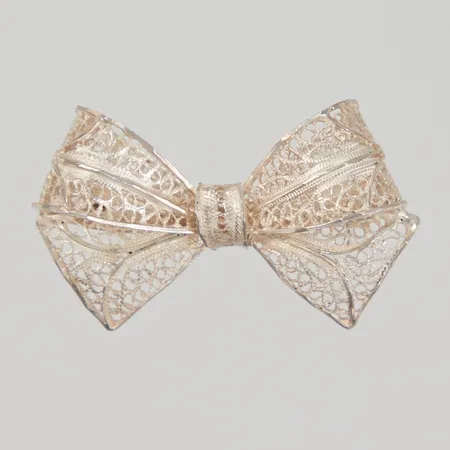 1 Brosch rosett filigranarbete 37mm, bredd 22mm, silver 925/1000 Vikt: 4,9 g