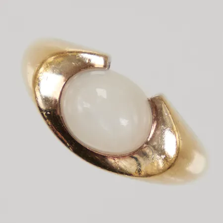 Ring med opalliknande vit sten stl:18¾, bredd 2,7-10mm, GHA förgylld silver 925/1000  Vikt: 5,8 g