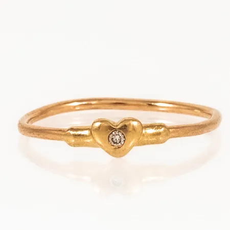 Ring hjärta med diamant ca 0,01ct stl:15¼ bredd 1-3,5mm, ojämn skena, 18K 0,9g. 