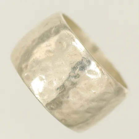 Ring med hamrad yta, stl 16½ bredd 12mm, silver 925/1000-delar 9,4g