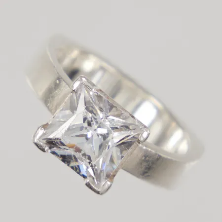 Ring med vit sten stl:17, bredd 5-8mm, repor på stenen, silver 925/1000 Vikt: 6,7 g